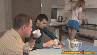 ���ामौत्तेजित होणे स्त्री लहान तरुण eaten तिच्या पती