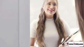 ũ�礼策划人诱使一对夫妇和他们的手淫婊子，并说服他们有一个3some.她舔的金发妞她丰满的gf facesits她