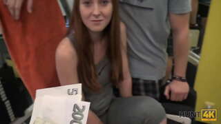 HUNT4K. छिनाल स्त्रीचा पती रोख दिली हंटर संभोग त्याच्या GF मध्ये रिक्त व्यायामशाळा