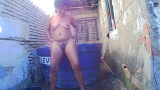 ���ॉशिंग माझ्या पूल मध्ये नग्न