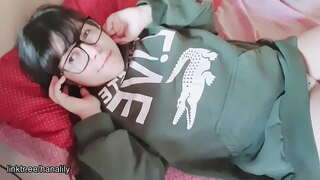 Кыз өспүрүм трогает өзүнүн киску