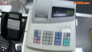 Babe melyn yn gwerthu ei bagiau a pounded