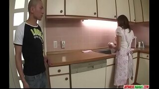 ניק וואַקאַבייַאַשי ניצט איר גרויס טיץ צו שפּילן מיט האָן