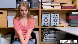 گرم ، شہوت انگیز نوجوان لڑکی چور آخر کی طرف سے ایک بدعنوان پولیس اہلکار