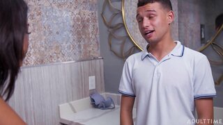 Vienna Du yn Dal Hi Buddy Wacking i Ffwrdd â Hi Moms Bra!