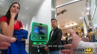 HUNT4K. مرد به تماشای چگونه زیبایی خود را, می شود نفوذ توسط غریبه