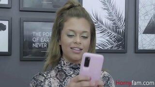 گرم ، شہوت انگیز بہنوں کے حصہ میں سے ایک کے شوہر