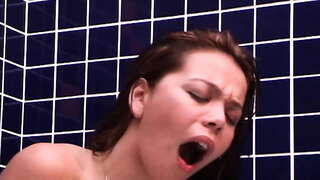 Dans la salle de Bain, Elle a Demandé une Bite dans le Cul!!!