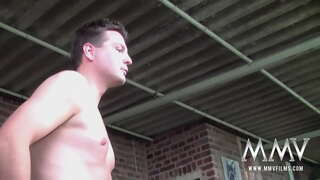 Rooikop swinger in poniesterte Nicole S massering haar groot kloppers, suiging twee prikkels en om babe, driesaam